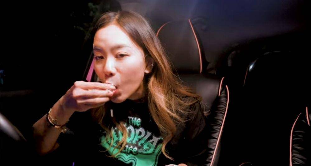 Jessica Jane makan makanan kaki lima (youtube.com/Jessica Jane)