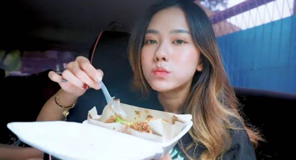 Jessica Jane makan makanan kaki lima (youtube.com/Jessica Jane)