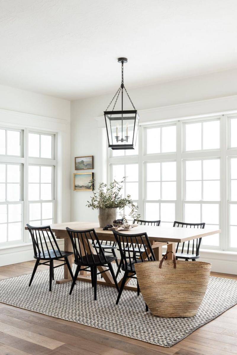 inspirasi desain ruang makan dengan karpet (studio-mcgee.com)
