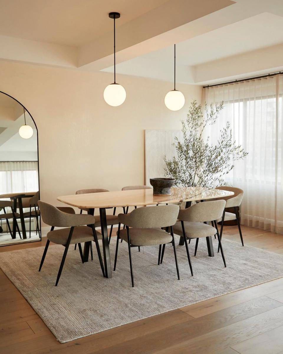 inspirasi desain ruang makan dengan karpet (studio-mcgee.com)
