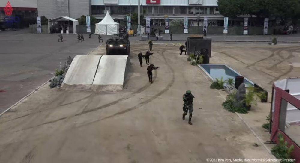 Aksi pasukan khusus saat pembukaan acara Indo Defence 2022 di JI Expo pada 2 November 2022. (Tangkapan layar YouTube Sekretariat Presiden)