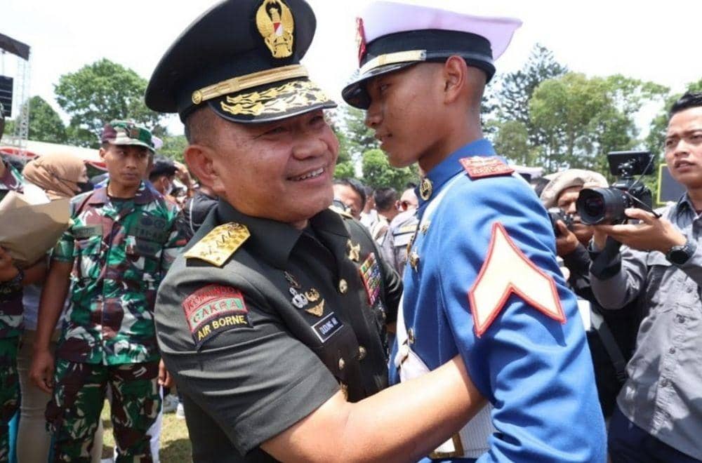 Kepala Staf TNI Angkatan Darat (KSAD) Jenderal Dudung Abdurachman ikut mewisuda putranya, Muhammad Akbar karena telah selesaikan pendidikan dasar terintegrasi TNI Akmil. (www.instagram.com/@dudung_abdurachman)