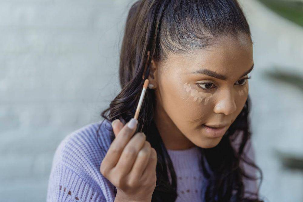 ilustrasi memakai concealer (pexels.com/George Milton)