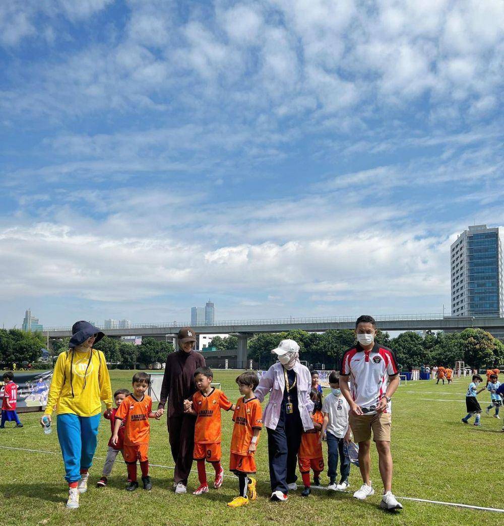 potret anak Zaskia Adya Mecca saat tanding bola (instagram.com/zaskiadyamecca)