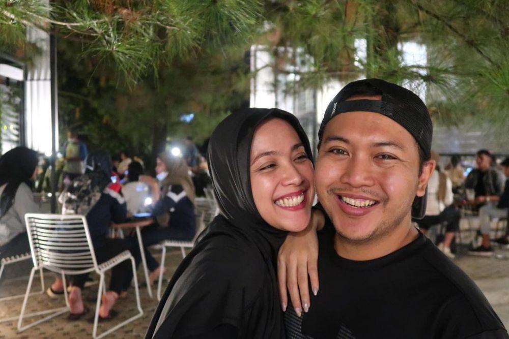 9 Potret Reza Aditya dan Istri, Rayakan Ultah Pernikahan ke-8!