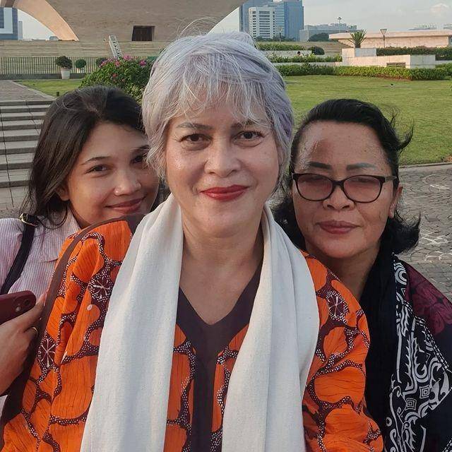 potret aktivis Irma Hutabarat dan keluarga besar Brig. J (instagram.com/irmahutabaratofficial)