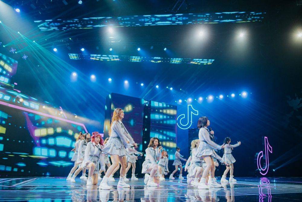 Momen keseruan kolaborasi JKT48 dan MNL48 untuk pertama kalinya di acara TikTok For You Stage (Dok. TikTok)