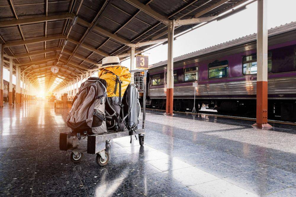 Ilustrasi tas di terminal (pexels.com/veerasak Piyawatanakul)