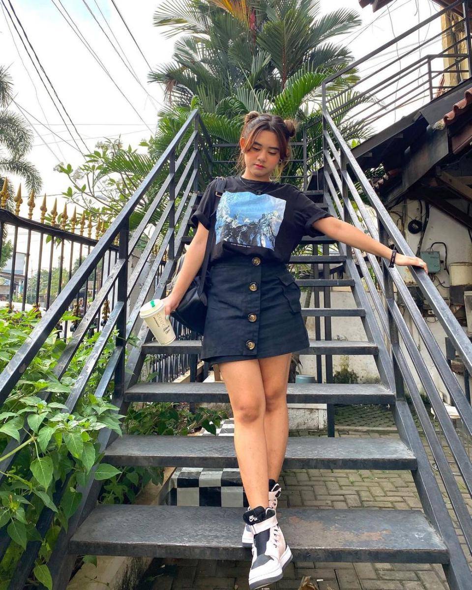 padu padan mini skirt ala Ziva Magnolya (instagram.com/zivamagnolya)