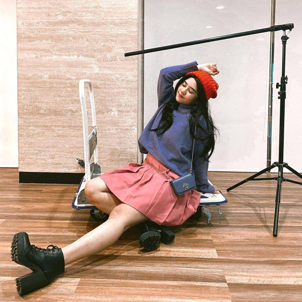 padu padan mini skirt ala Ziva Magnolya (instagram.com/zivamagnolya)
