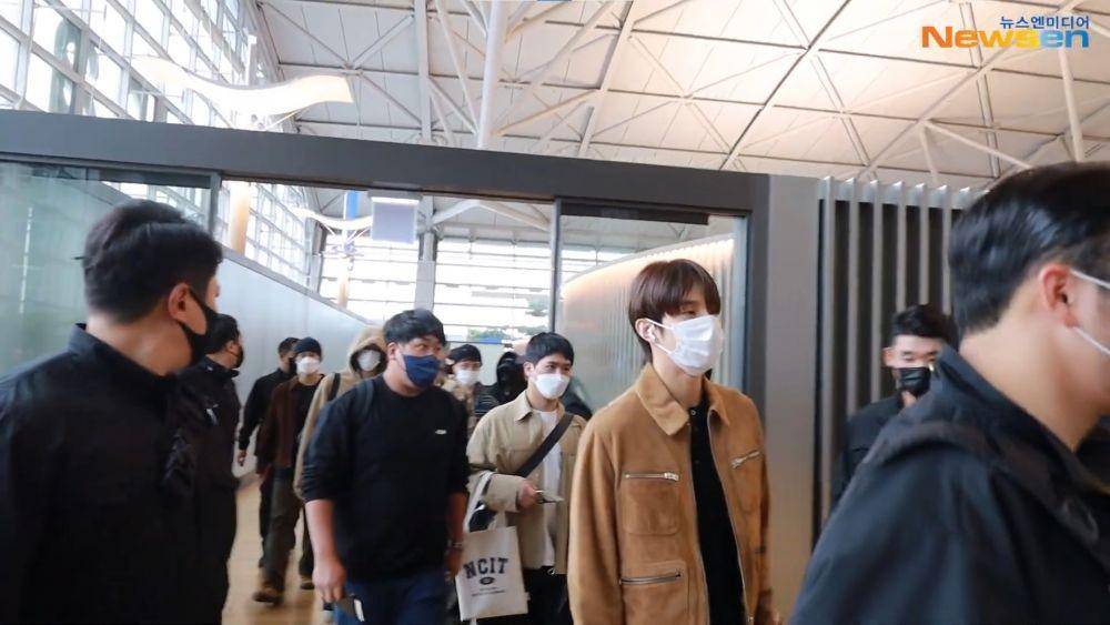 NCT 127 di Bandara Incheon untuk terbang ke Indonesia (YouTube.com/ 뉴스엔·NewsenTV·KOREA Entertainment news /)