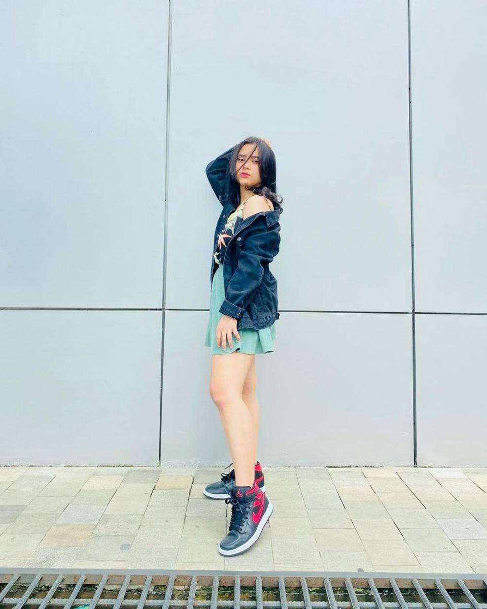 padu padan mini skirt ala Ziva Magnolya (instagram.com/zivamagnolya)