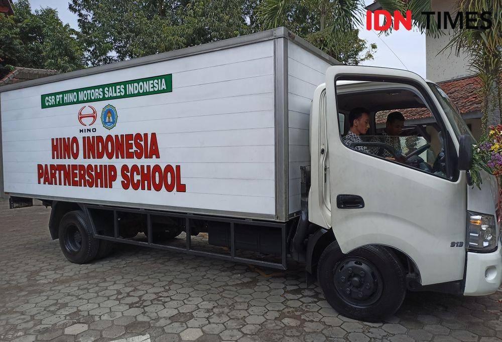Penyerahan CSR PT Hino Motors Sales Indonesia (HMSI), di SMKN 2 Yogyakarta, Kamis (3/11/2022). (IDN Times/Herlambang Jati Kusumo).
