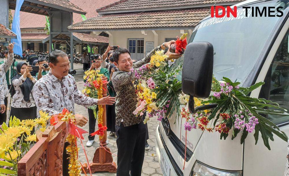 Penyerahan CSR PT Hino Motors Sales Indonesia (HMSI), di SMKN 2 Yogyakarta, Kamis (3/11/2022). (IDN Times/Herlambang Jati Kusumo).