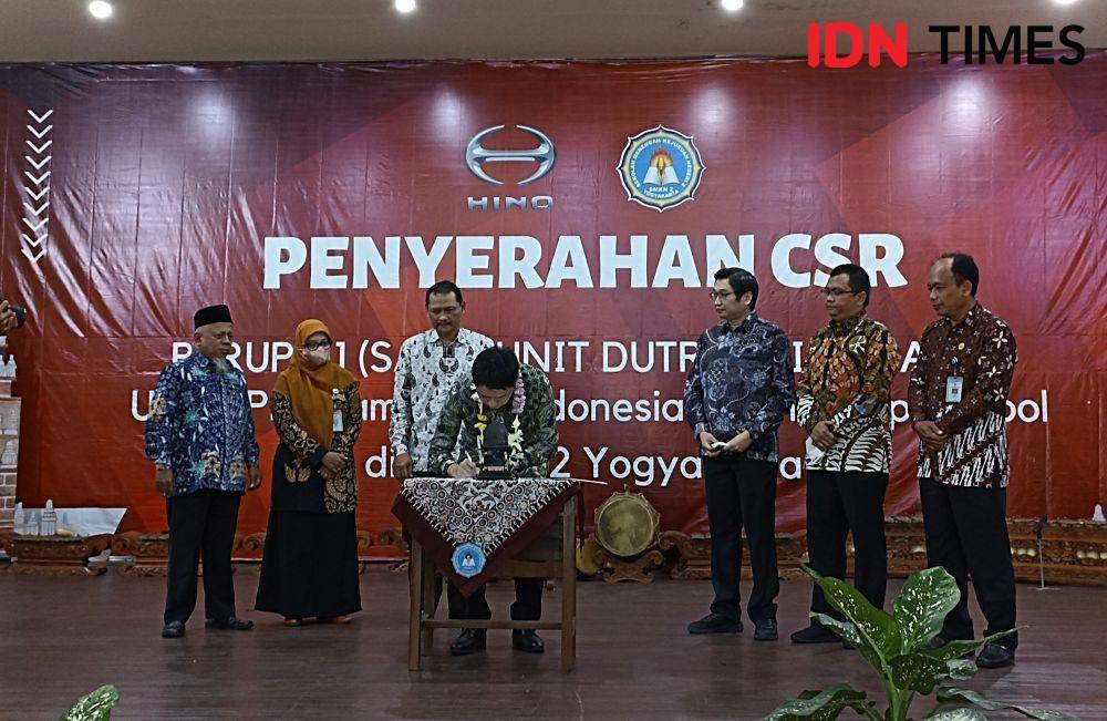 Penyerahan CSR PT Hino Motors Sales Indonesia (HMSI), di SMKN 2 Yogyakarta, Kamis (3/11/2022). (IDN Times/Herlambang Jati Kusumo).