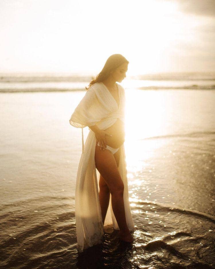 maternity shoot Nadia Saphira (instagram.com/nadsap)