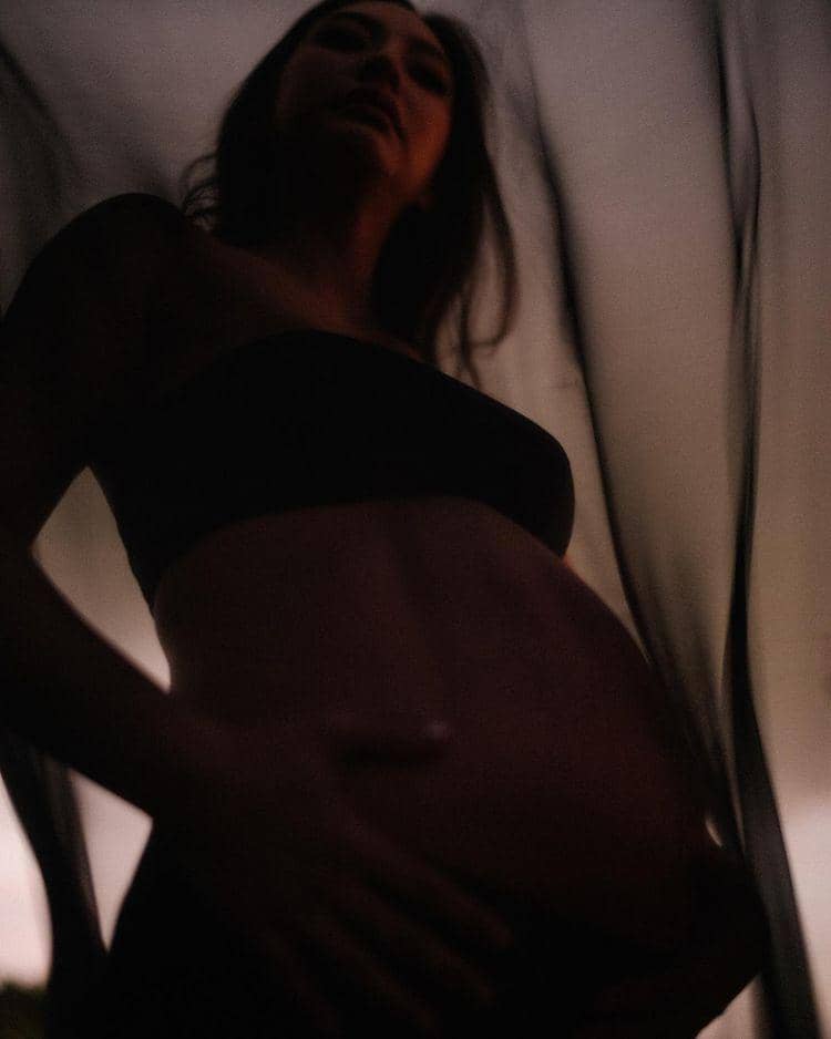 maternity shoot Nadia Saphira (instagram.com/nadsap)