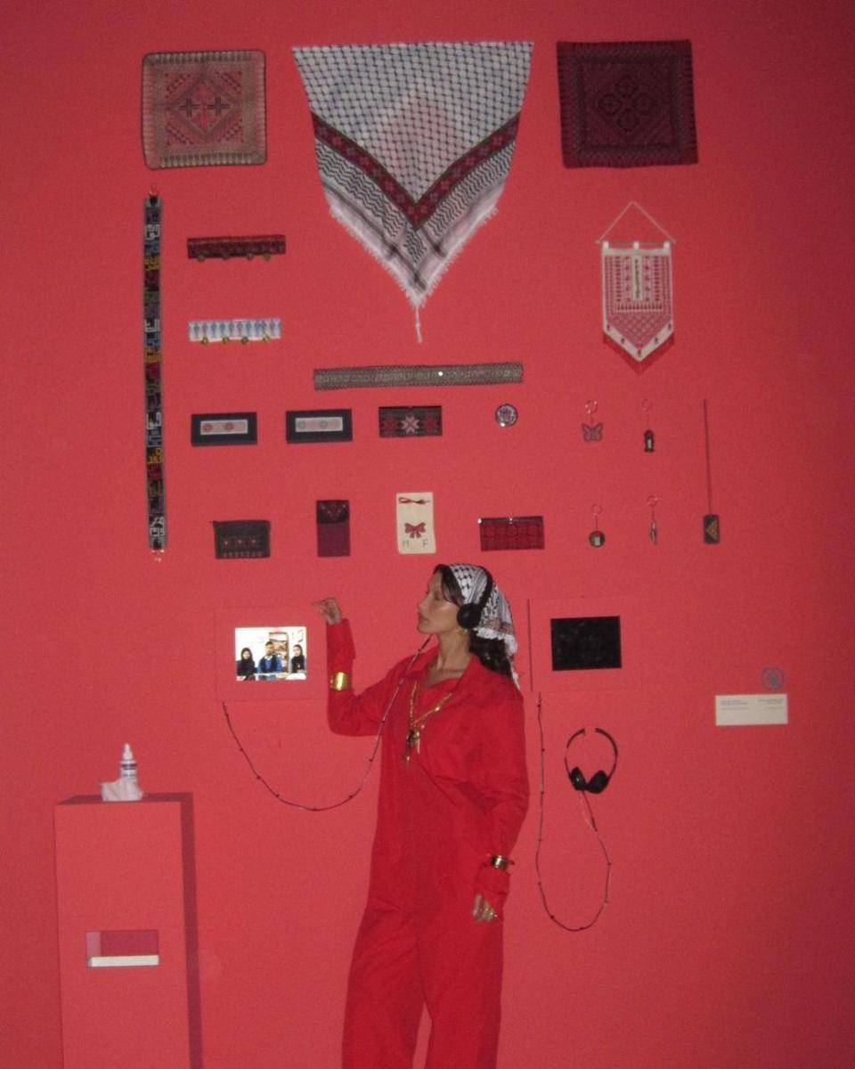 Bella Hadid kunjungi pameran Palestina 'Labour of Love' di Qatar (instagram.com/bellahadid)