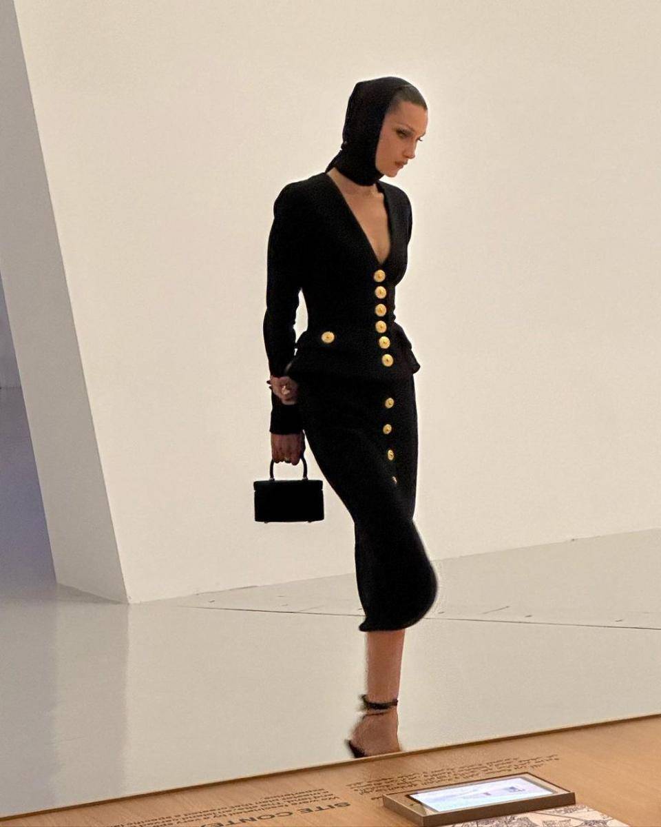 Bella Hadid hadiri pembukaan pameran 'Baghdad: Eye's Delight' di Museum Of Islamic Art, Doha, Qatar (instagram.com/bellahadid)