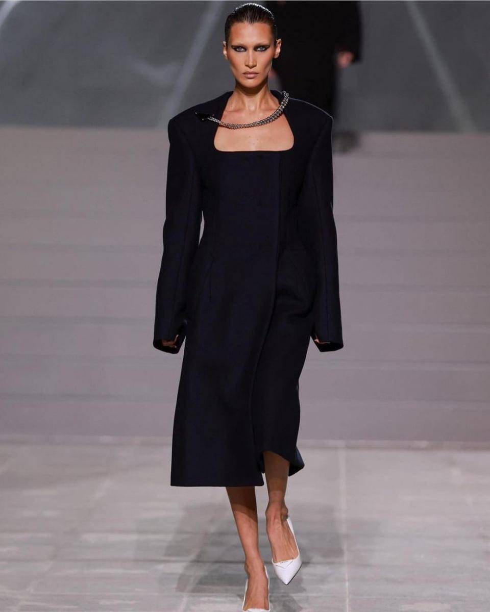 Bella Hadid membuka panggung runway EMERGE powered by Fashion for Relief, pameran amal kerjasama Naomi Campbell dan Qatar Creates (instagram.com/bellahadid)