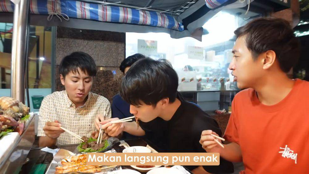 Waseda Boys saat makan di angkringan Korea.(youtube.com/Nihongo Mantappu)