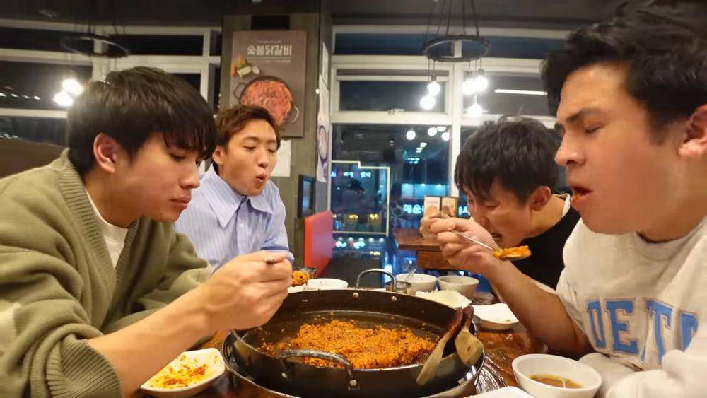 Waseda Boys makan malam di Busan.(youtube.com/Nihongo Mantappu)