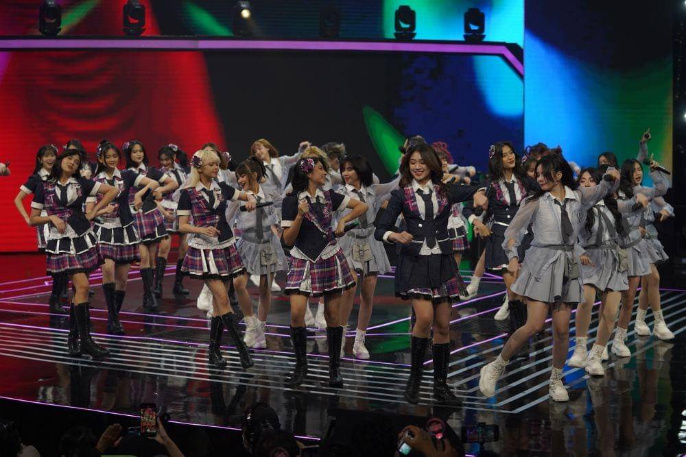 Momen keseruan kolaborasi JKT48 dan MNL48 untuk pertama kalinya di acara TikTok For You Stage (Dok. TikTok)