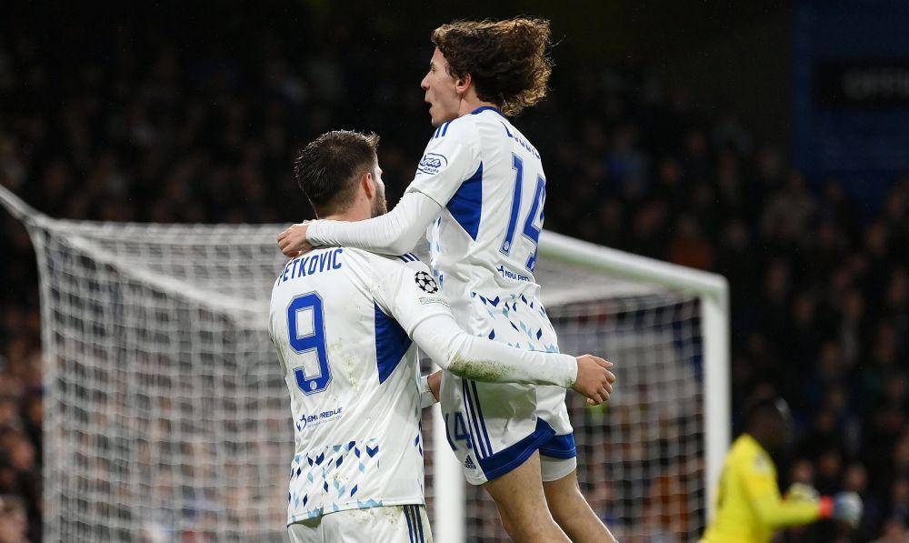 Bruno Petkovic (kiri) melakukan selebrasi setelah mencetak gol ke gawang Chelsea pada matchday keenam UCL 2022/2023. (twitter.com/ChampionsLeague)
