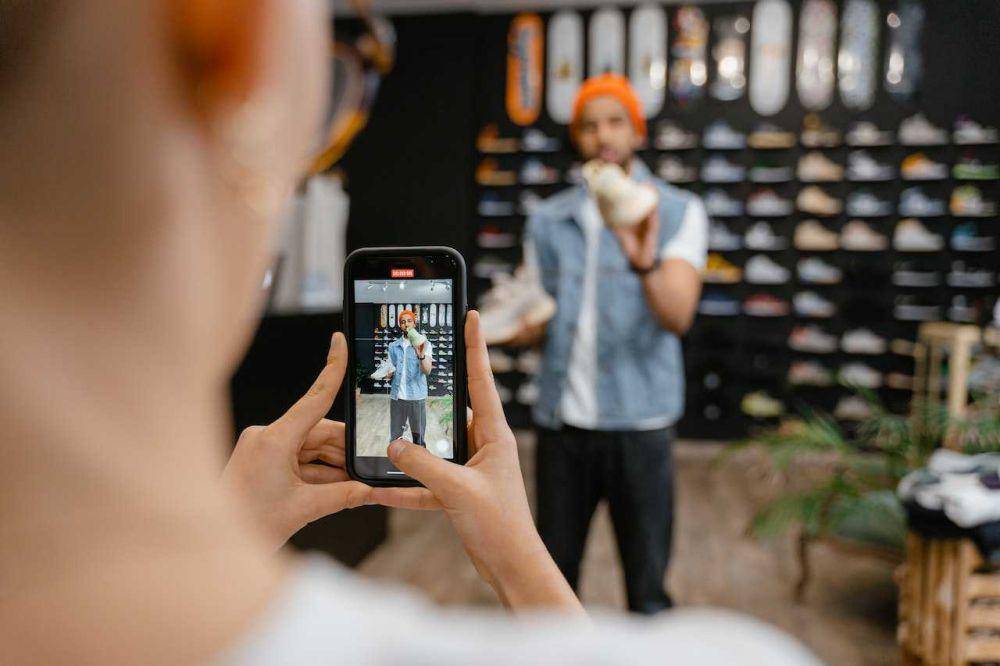 ilustrasi membuat video promosi (pexels.com/Mart Production)