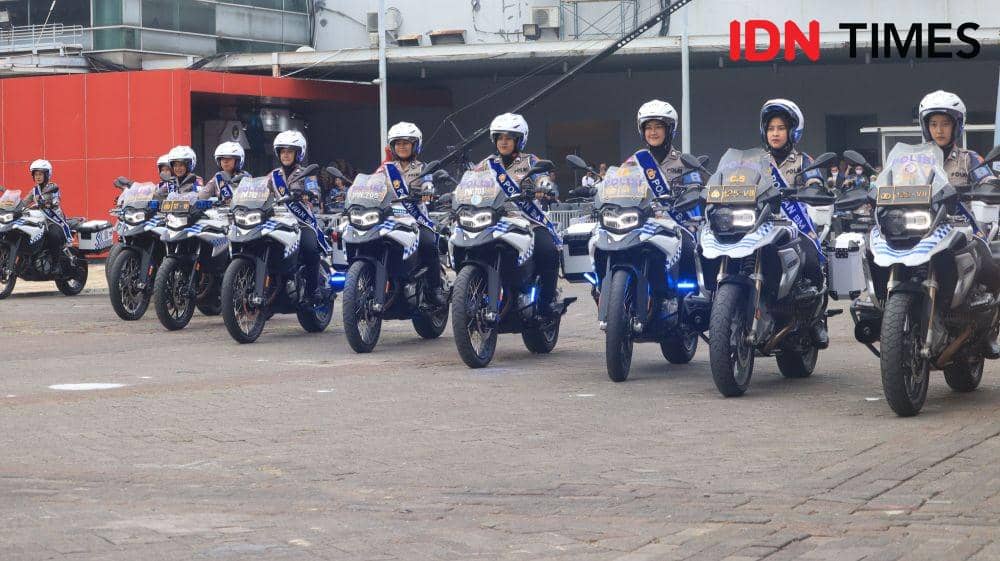 Satuan Korlantas Polwan mengendari motor gede (Raihan Ali/IDN Times)