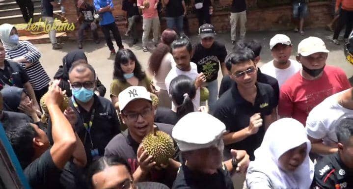 potret kejutan satu truk durian Irfan Hakim (instagram.com/deHakims)
