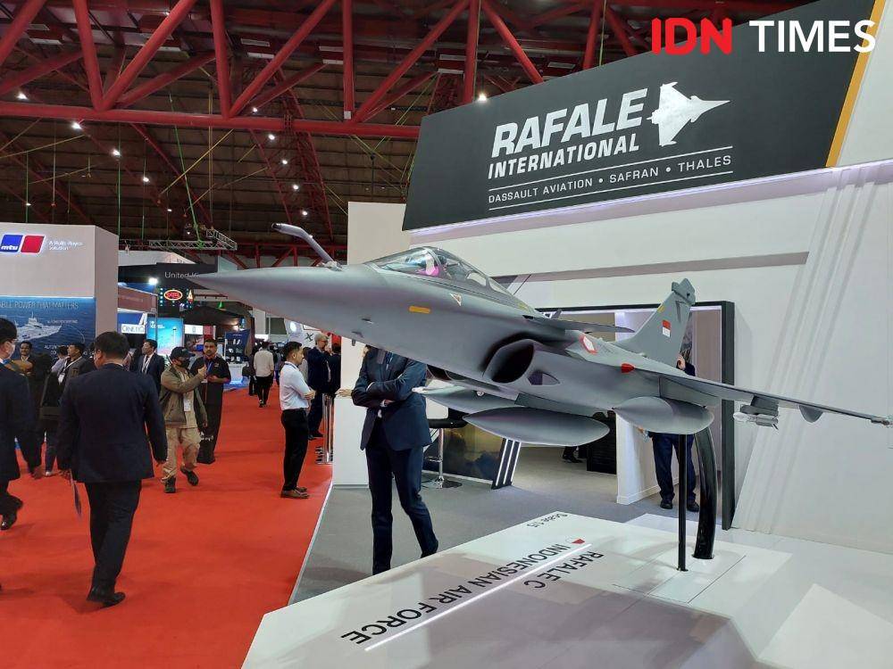 Mock up jet tempur produksi Prancis Rafale yang sudah dibeli oleh Indonesia dan dipamerkan di Indo Defence 2022.. (IDN Times/Santi Dewi)