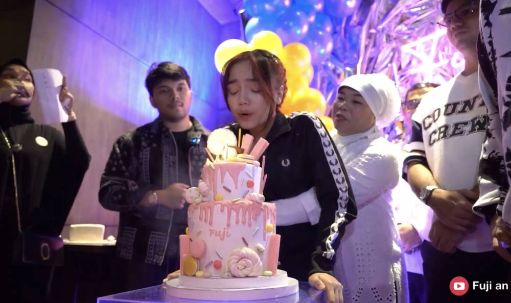 momen surprise ulang tahun Fuji (youtube.com/Fuji an)
