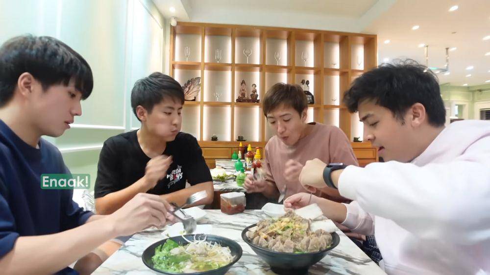 Waseda Boys saat makan malam di restoran Indonesia di Itaewon.(youtube.com/Nihongo Mantappu)