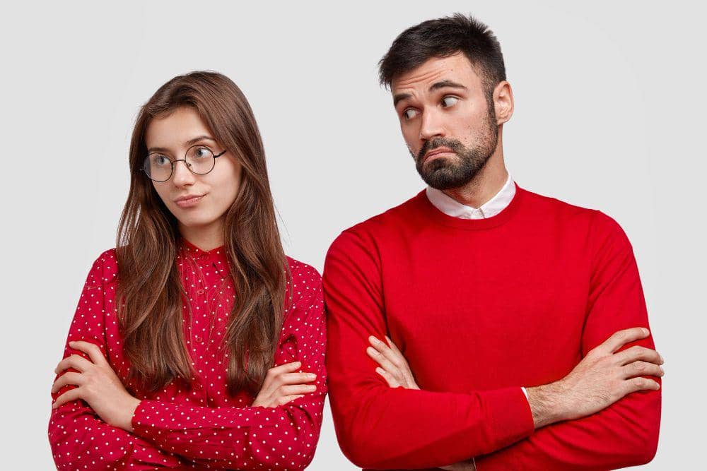 ilustrasi pasangan memakai baju merah (freepik.com/wayhomestudio)