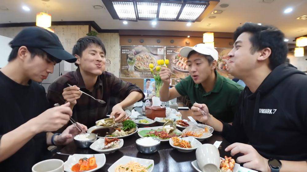 Waseda Boys makan malam di Busan.(youtube.com/Nihongo Mantappu)