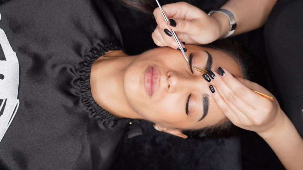 5 Cara Menghapus Eyelash Extension di Rumah, Aman dan Efektif!