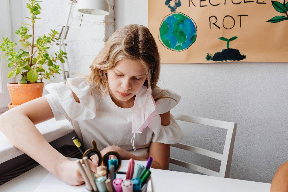 ilustrasi gadis mencatat daftar kebutuhan (pexels.com/Karolina Grabowska)