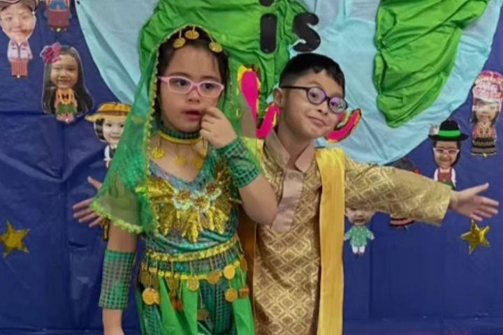 10 Potret Anak Kembar Cynthia Lamusu Cosplay Shah Rukh Khan dan Kajol