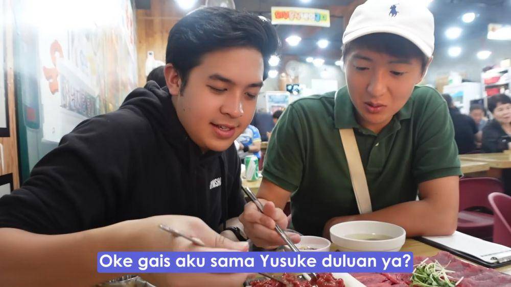 Waseda Boys saat makan di salah satu minimarket di korea.(youtube.com/Nihongo Mantappu)