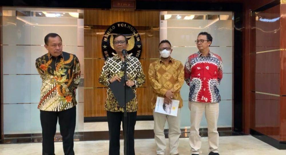 Menteri Koordinator Bidang Politik, Hukum dan Keamanan, Mahfud MD ketika menerima tiga komisioner Komnas HAM pada Kamis, 3 November 2022. (Tangkapan layar YouTube Kemenko Polhukam)