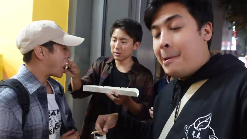 Waseda Boys saat di street food korean.(youtube.com/Nihongo Mantappu)