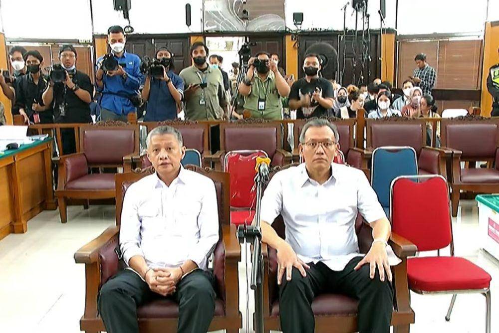 Terdakwa obstruction of justice kasus pembunuhan berencana Brigadir Yosua Hutabarat (Brigadir J), Hendra Kurniawan dan Agus Nurpatria menjalani sidang di PN Jaksel pada Kamis (3/11/2022). (youtube.com/CNN Indonesia TV POOL)
