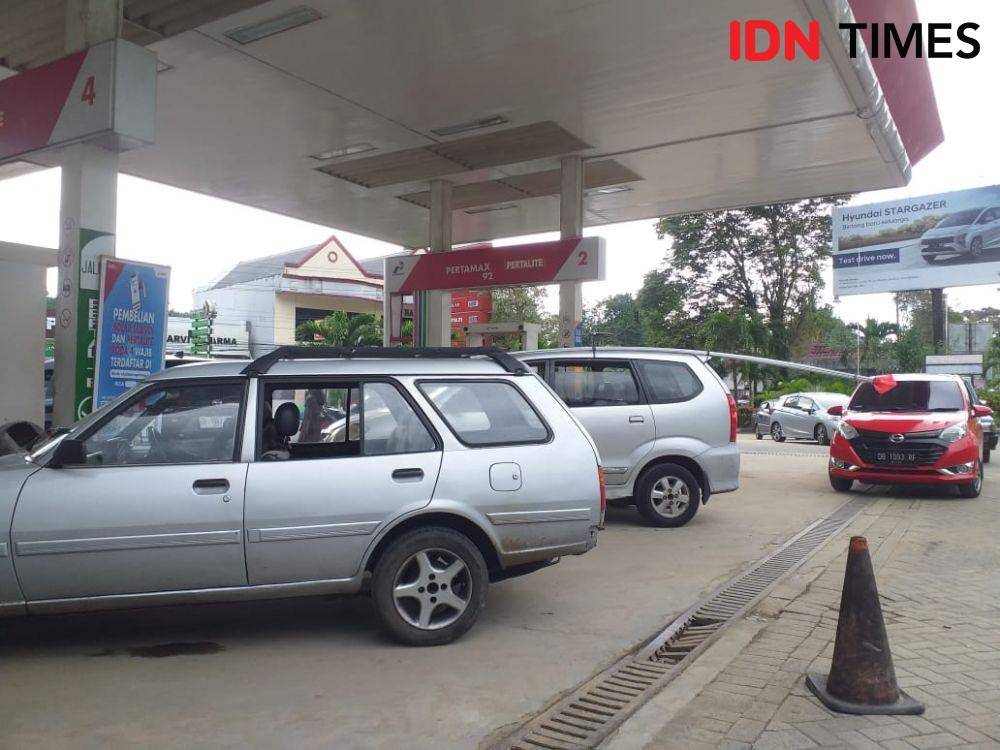 Antrean kendaraan di SPBU Kairagi, Manado, Sulawesi Utara, yang sempat diberi sanksi oleh Pertamina, Kamis (3/11/2022). IDNTimes/Savi