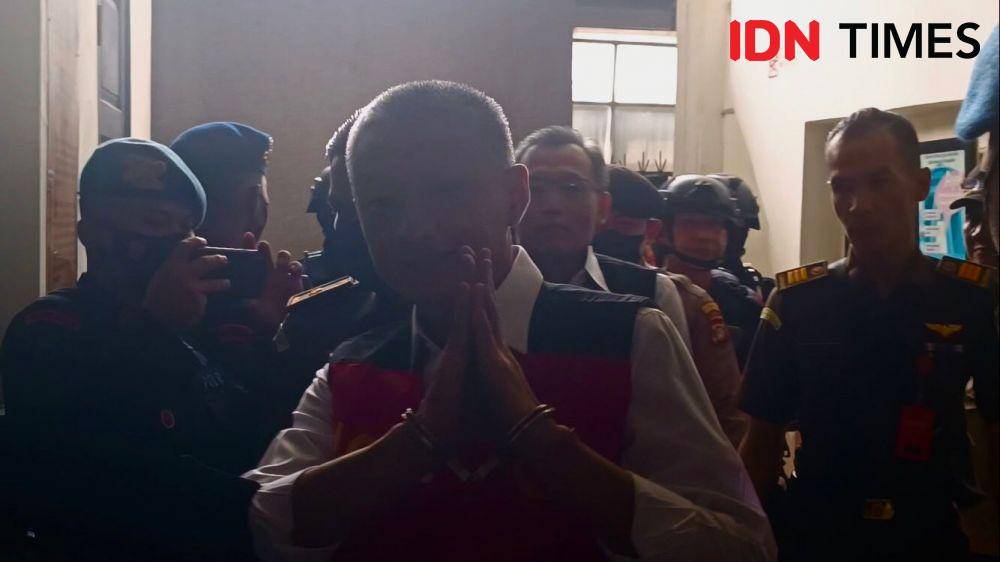 Terdakwa obstruction of justice kasus pembunuhan berencana Brigadir Yosua Hutabarat (Brigadir J), Hendra Kurniawan dan Agus Nurpatria (IDN Times/Irfan Fathurohman)