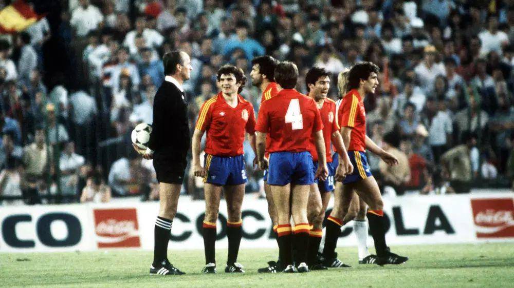 Para pemain Timnas Spanyol berbicara dengan wasit di Piala Dunia 1982 (fifa.com)