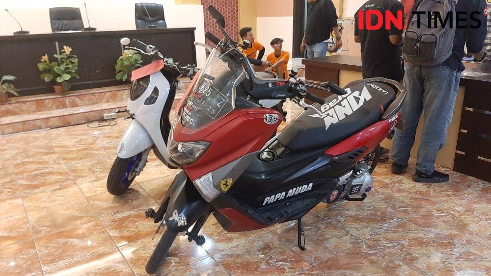 Barang bukti dua unit motor yang dipakai pelaku dan korban pembusuran di Makassar. (Dahrul Amri/IDN Times Sulsel)