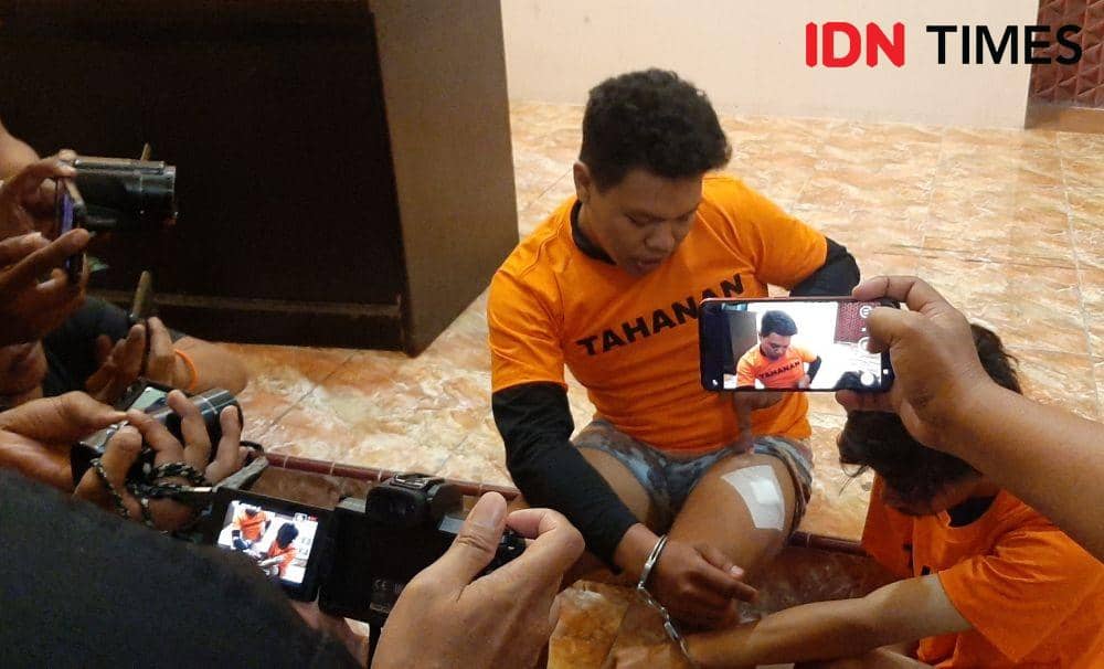 Dua pelaku pembusuran, As (paha kiri kena busur) dan Am saat diamankan di Polrestabes Makassar. (Dahrul Amri/IDN Times Sulsel)