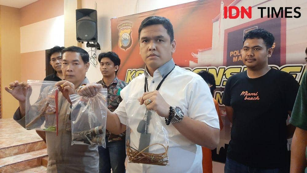 Polrestabes Makassar tunjukan barang bukti kasus pembusuran dua pemuda yang tewas. (Dahrul Amri/IDN Times Sulsel)