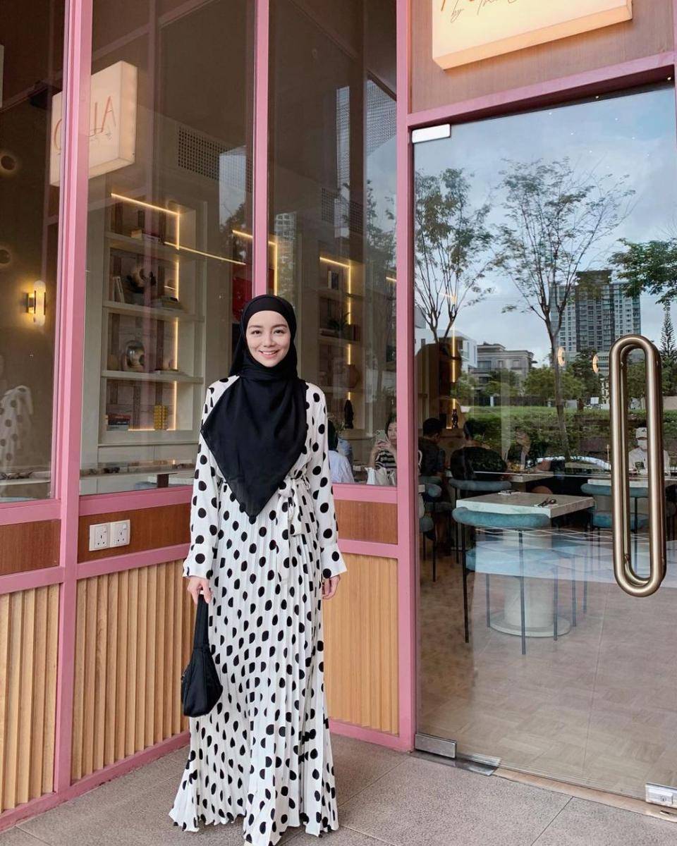 OOTD fashionable Mira Filzah (instagram.com/mfmirafilzah)